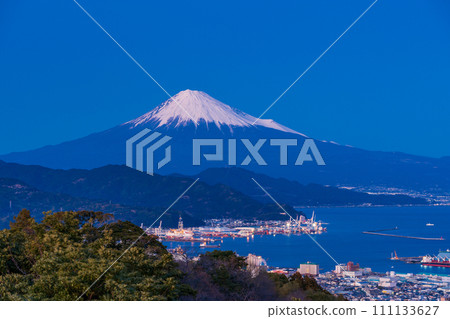 (靜岡縣)從日本平觀景台看到的清水港和富士山的燈光 (靜岡縣)從日本平觀景台看到的清水港和富士山的燈光 111133627