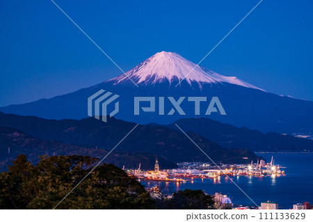 (Shizuoka Prefecture) Lights of Shimizu Port and Mt. Fuji seen from Nihondaira Ginbodai 111133629