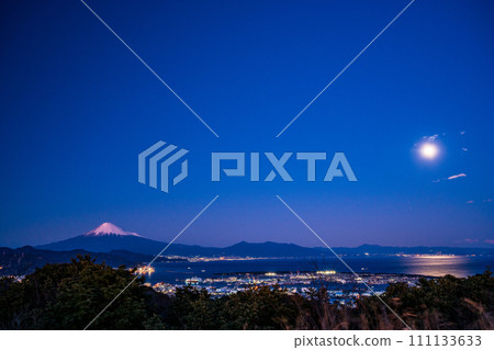 (靜岡縣)從日本平觀景台看到的清水港和富士山的燈光 (靜岡縣)從日本平觀景台看到的清水港和富士山的燈光 111133633