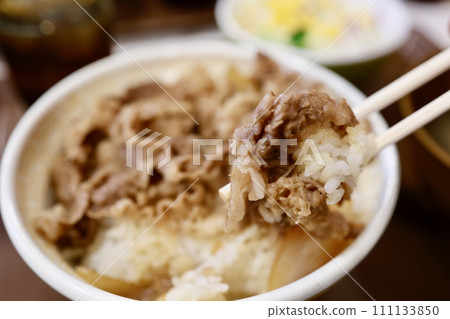 牛肉蓋飯館點的一大碗牛肉蓋飯 牛肉蓋飯館點的一大碗牛肉蓋飯 111133850