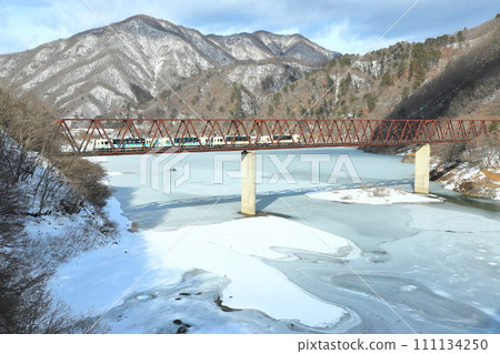 Noiwa Railway ``Yunishigawa Bridge and frozen Lake Isori'' against the background of winter mountains Noiwa Railway ``Yunishigawa Bridge and frozen Lake Isori'' against the background of winter mountains 111134250