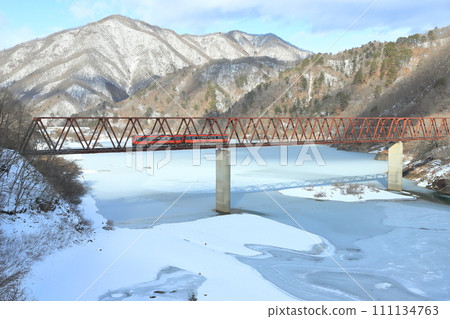 Noiwa Railway ``Yunishigawa Bridge and frozen Lake Isori'' against the background of winter mountains 111134763