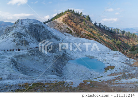 The mountain surface covered with gray-white lava and the desolate hell-like scenery of Kawarage Jigoku in Yuzawa City, Akita Prefecture, Japan 111135214