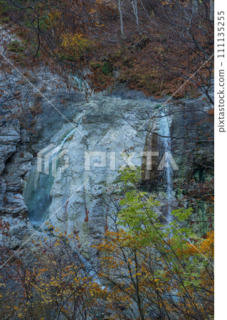 Autumn leaves of Kawarage Jigoku and Kawarage Oyu Falls in Yuzawa City, Akita Prefecture, Japan Autumn leaves of Kawarage Jigoku and Kawarage Oyu Falls in Yuzawa City, Akita Prefecture, Japan 111135255