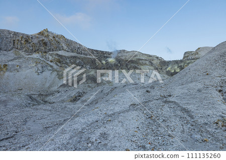 日本秋田縣湯澤市河原地獄的山面覆蓋著灰白色的熔岩,荒涼的地獄般的景色 日本秋田縣湯澤市河原地獄的山面覆蓋著灰白色的熔岩,荒涼的地獄般的景色 111135260