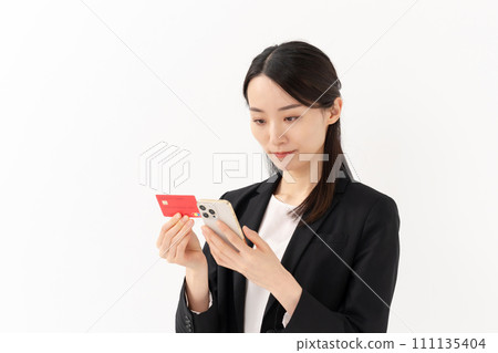 Young woman smartphone card 111135404