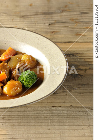 燉牛肉加入了綠花椰菜、胡蘿蔔、姬菇等多種食材。 燉牛肉加入了綠花椰菜、胡蘿蔔、姬菇等多種食材。 111135914