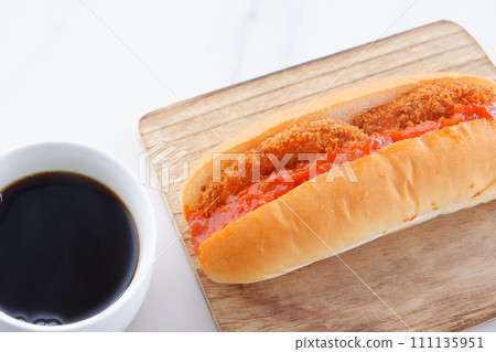 炸丸子麵包和咖啡的小吃 炸丸子麵包和咖啡的小吃 111135951