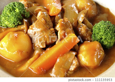 燉牛肉加入了綠花椰菜、胡蘿蔔、姬菇等多種食材。 111135953