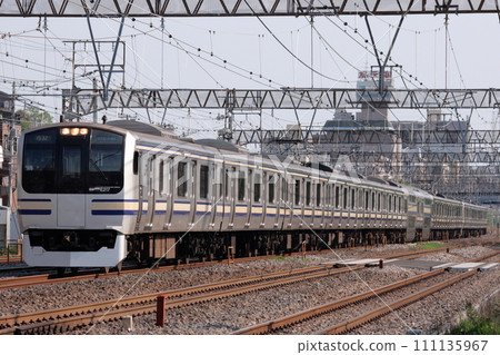 橫須賀線E217系列(舊色)沿著東海道線並行路段行駛,大量軌道排列_2010年5月2日拍攝的照片 橫須賀線E217系列(舊色)沿著東海道線並行路段行駛,大量軌道排列_2010年5月2日拍攝的照片 111135967