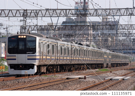 Yokosuka Line E217 series (old color) running along the Tokaido Line parallel section where a large number of tracks are lined up_Photo taken on May 2, 2010 Yokosuka Line E217 series (old color) running along the Tokaido Line parallel section where a large number of tracks are lined up_Photo taken on May 2, 2010 111135971