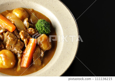 黑色背景下燉牛肉的頭頂照片,其中包含西蘭花、胡蘿蔔和希梅吉蘑菇等多種配料 黑色背景下燉牛肉的頭頂照片,其中包含西蘭花、胡蘿蔔和希梅吉蘑菇等多種配料 111136215