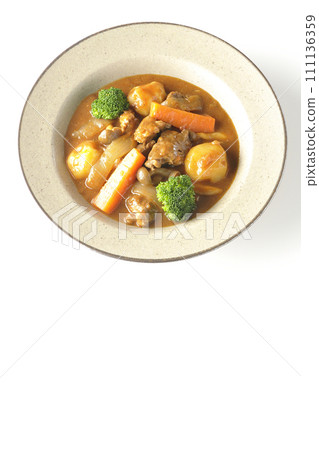 白色背景下燉牛肉的頭頂照片，其中包含西蘭花、胡蘿蔔和希梅吉蘑菇等多種配料 111136359