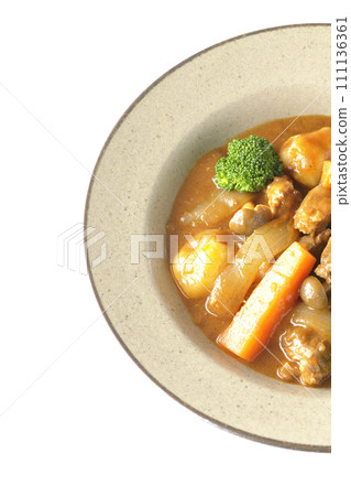 白色背景下燉牛肉的頭頂照片，其中包含西蘭花、胡蘿蔔和希梅吉蘑菇等多種配料 111136361