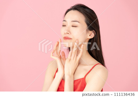 Young woman Asian beauty decollete 111136436