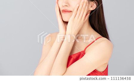 Young woman Asian beauty decollete Young woman Asian beauty decollete 111136438