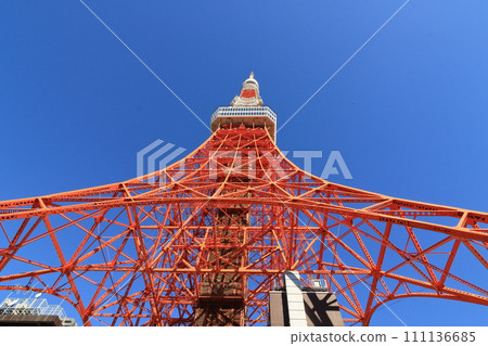 東京鐵塔，東京鐵塔在藍天上拔地而起，東京旅遊勝地 111136685