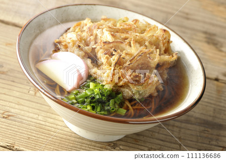 熱炸蕎麥麵或天婦羅蕎麥麵，配上魚餅和蔥 111136686