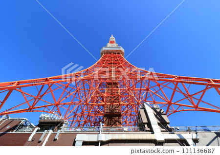 東京鐵塔，東京鐵塔在藍天上拔地而起，東京旅遊勝地 111136687