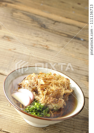 熱炸蕎麥麵或天婦羅蕎麥麵，配上魚餅和蔥 111136713
