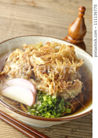 油炸蕎麥麵，配上魚餅、大蔥和葫蘆形七味醬 111136778