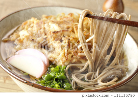 油炸蕎麥麵，配上魚餅、大蔥和葫蘆形七味醬 111136780