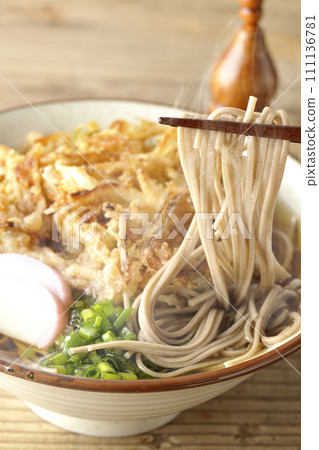 油炸蕎麥麵，配上魚餅、大蔥和葫蘆形七味醬 111136781