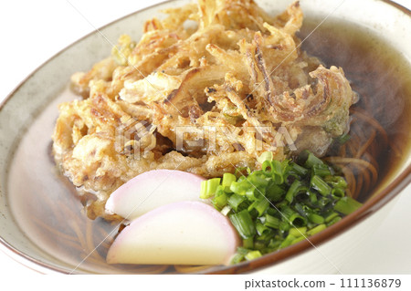 熱的 kakiage 蕎麥麵或天婦羅蕎麥麵,上面放著魚餅和蔥,在白色背景下拍攝 熱的 kakiage 蕎麥麵或天婦羅蕎麥麵,上面放著魚餅和蔥,在白色背景下拍攝 111136879