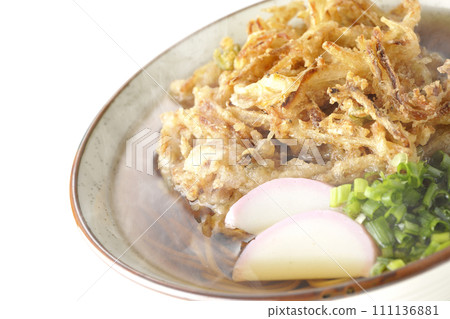 熱的 kakiage 蕎麥麵或天婦羅蕎麥麵,上面放著魚餅和蔥,在白色背景下拍攝 熱的 kakiage 蕎麥麵或天婦羅蕎麥麵,上面放著魚餅和蔥,在白色背景下拍攝 111136881