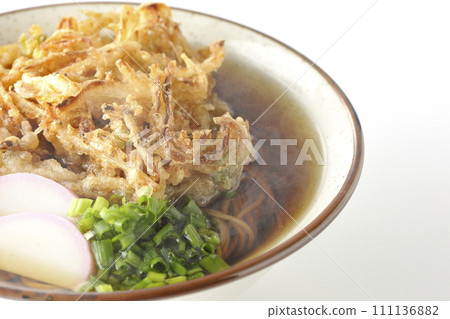 熱的 kakiage 蕎麥麵或天婦羅蕎麥麵,上面放著魚餅和蔥,在白色背景下拍攝 熱的 kakiage 蕎麥麵或天婦羅蕎麥麵,上面放著魚餅和蔥,在白色背景下拍攝 111136882