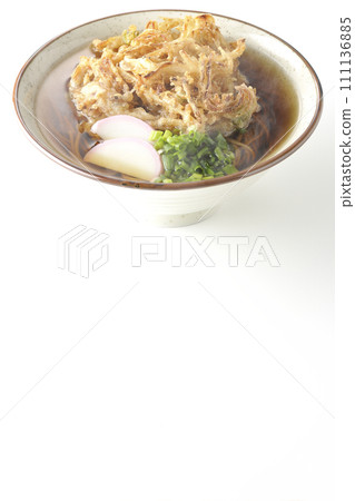 熱的 kakiage 蕎麥麵或天婦羅蕎麥麵，上面放著魚餅和蔥，在白色背景下拍攝 111136885