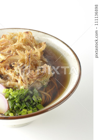熱的 kakiage 蕎麥麵或天婦羅蕎麥麵，上面放著魚餅和蔥，在白色背景下拍攝 111136898