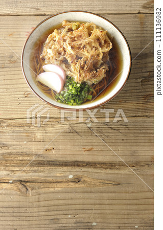 鳥瞰熱騰騰的炸蕎麥麵或天婦羅蕎麥麵，上面放著魚餅和洋蔥 111136982