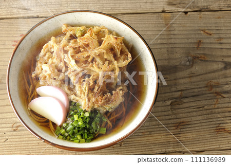 鳥瞰熱騰騰的炸蕎麥麵或天婦羅蕎麥麵，上面放著魚餅和洋蔥 111136989