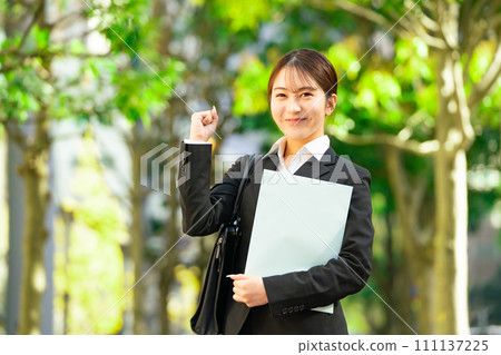 年輕女性商業新人文檔 111137225