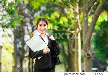 年輕女性商業新人文檔 111137226