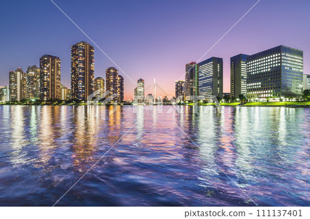 隅田川的都會夜景【東京都中央區】 111137401