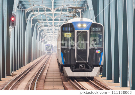 [Hanshin Main Line] Local train crossing the Yodogawa Bridge 111138063