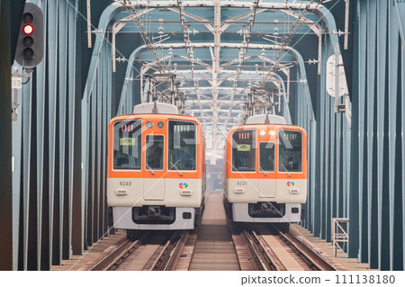 [Hanshin Main Line] Direct limited express and express trains crossing the Yodogawa Bridge 111138180