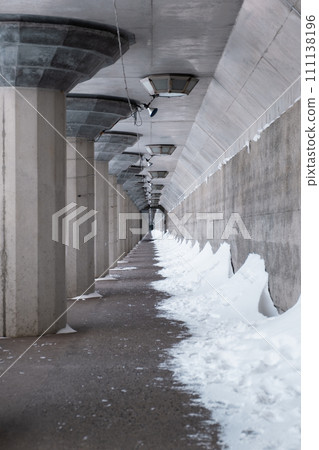 隧道般的雪路 111138196