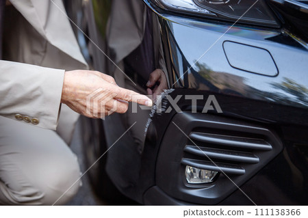 汽車保險桿刮痕 111138366