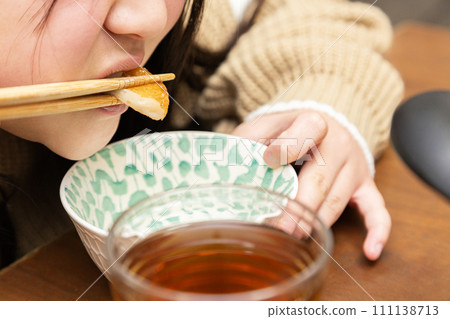 吃關東煮 Hiraten 的女孩 111138713