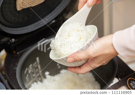 將電鍋裡的米倒入碗中 111138905