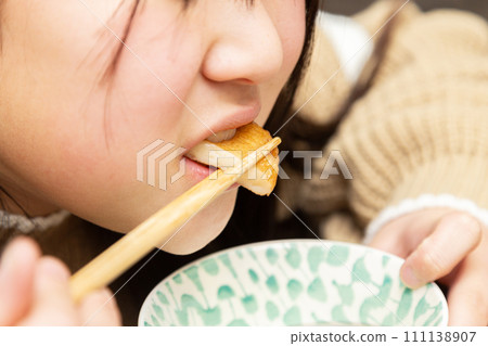 吃關東煮壓扁的女孩 111138907