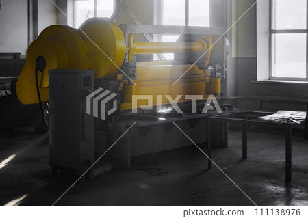 Type of industrial machine for cutting sheets of iron or metal. Guillotine stands in production 111138976