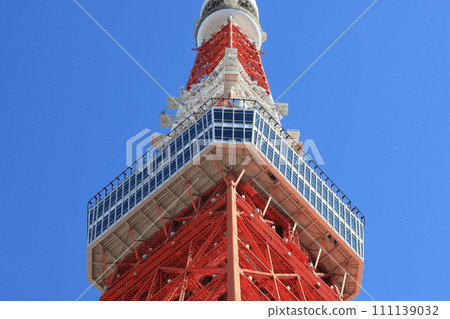 東京鐵塔 東京鐵塔在藍天的映襯下拔地而起 111139032