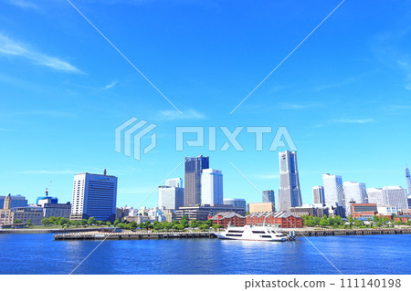 神奈川縣橫濱市橫濱紅磚倉庫與地標塔風景 111140198