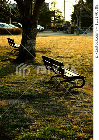 冬季公園長椅 111140388