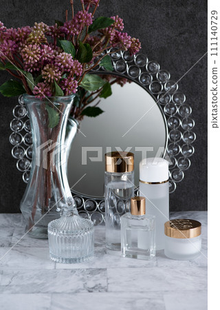 Cosmetic bottle with rhinestone glittering circular mirror and golden cap Cosmetic bottle with rhinestone glittering circular mirror and golden cap 111140729