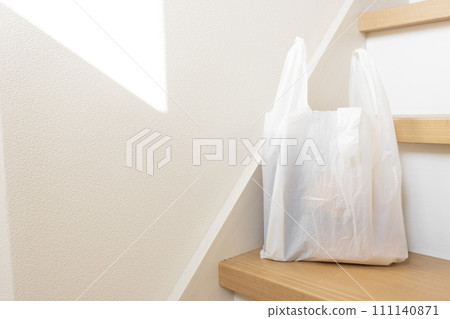 樓梯上放置裝滿食物的塑膠袋的圖片 111140871